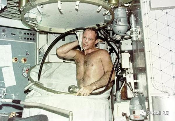 你有没有想过，宇航员在太空该怎么洗澡？3