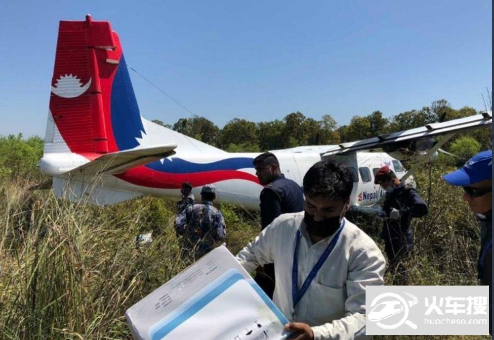 尼泊尔一架中国制造飞机降落时偏出跑道 落入草丛4