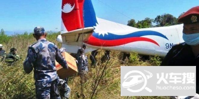 尼泊尔一架中国制造飞机降落时偏出跑道 落入草丛5