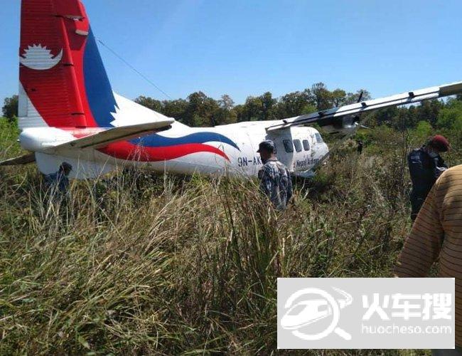 尼泊尔一架中国制造飞机降落时偏出跑道 落入草丛2