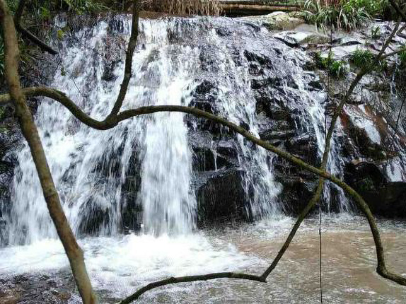神农谷溪水瀑布