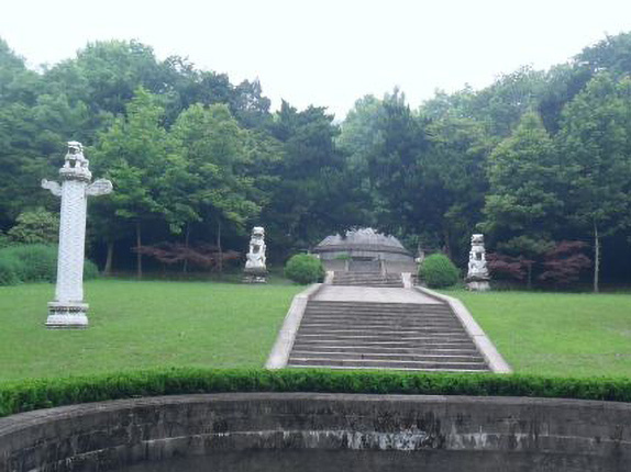 谭延闿墓纪念牌坊