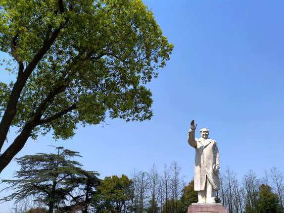 十月村毛泽东塑像