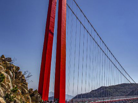 世界第一人行玻璃悬索桥