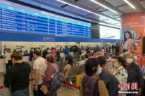 高铁香港段跨省列车票开售 购票者大排长龙