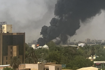 苏丹混战，美国车队被集火，外交使团差点团灭