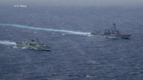 台海惊险一幕，中国战舰开足马力拦截，美舰“认怂”败下阵来