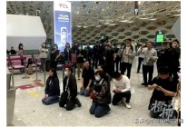 深圳暴雨致航班取消旅客跪求起飞，机场航司回应