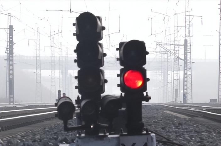 时速350公里的高铁列车，司机室里还有“信号灯”？