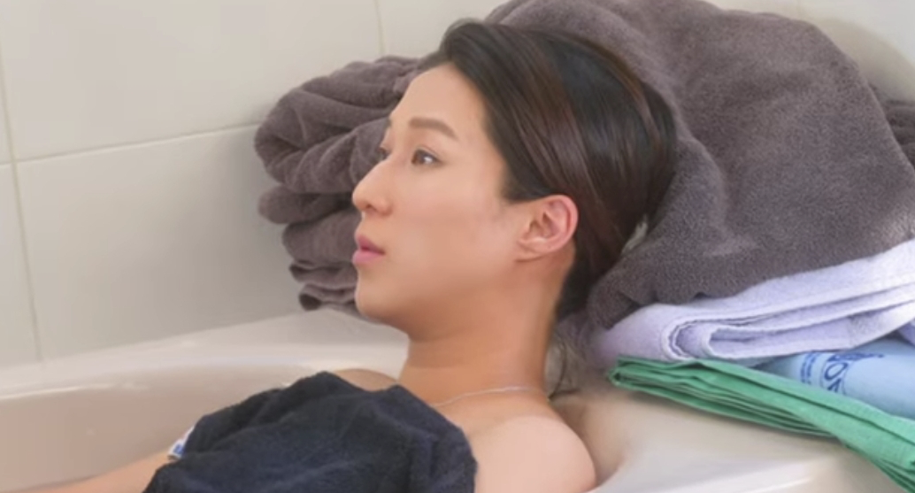 罕见！TVB前当家花旦生三胎过程曝光，浴缸中生产被赞勇敢