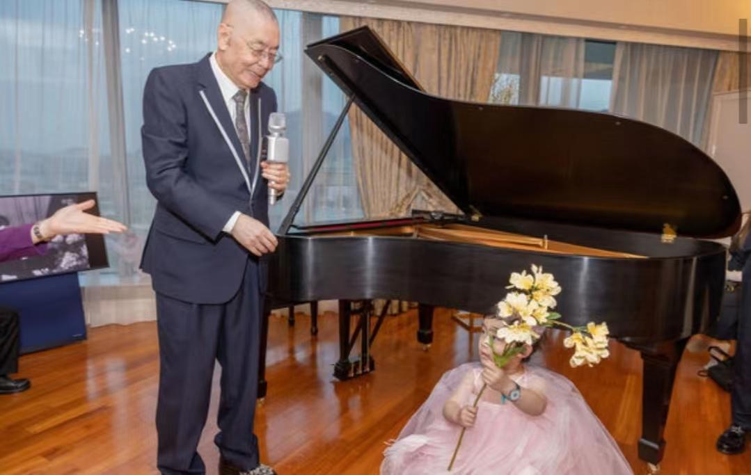 宝刀未老！84岁著名钢琴家高调庆生，47岁太太伴奏2岁多女儿伴舞