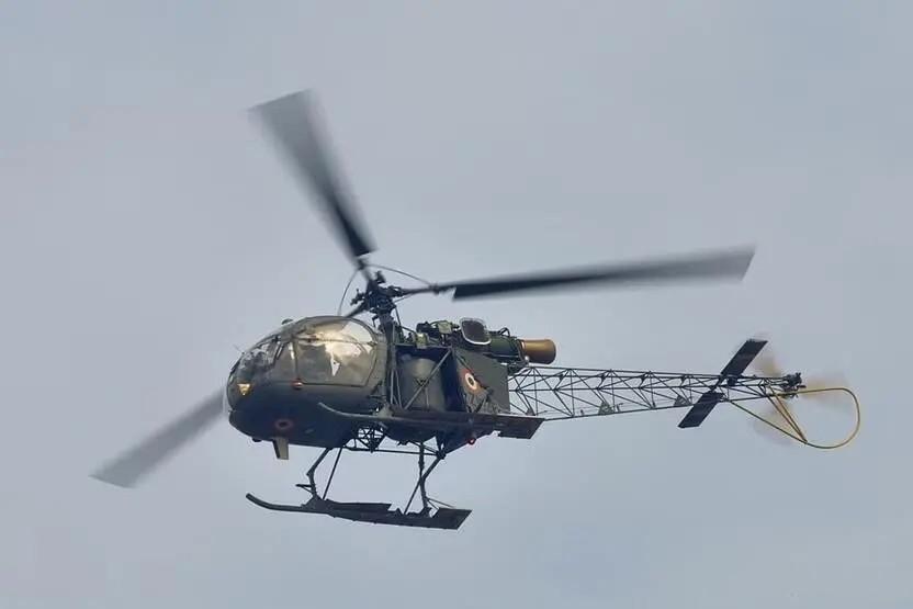 印军直升机在藏南坠毁，飞机摔成零件，两名飞行员当场死亡