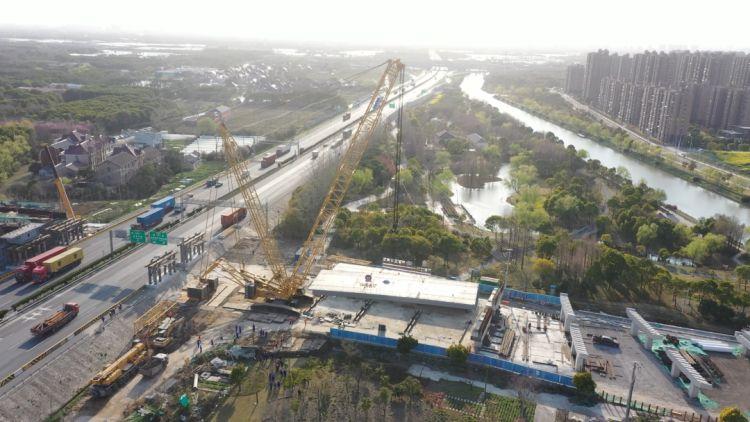 陆翔路北段(鄱阳湖路-杨南路)顺利完成跨G1503高速钢箱梁吊装施工