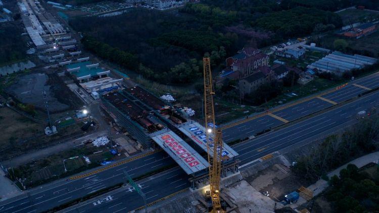 陆翔路北段(鄱阳湖路-杨南路)顺利完成跨G1503高速钢箱梁吊装施工