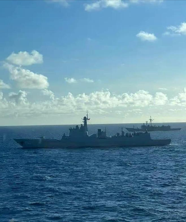 056舰近距离逼近台湾岛，台舰现场“嘴炮”，解放军高能回呛