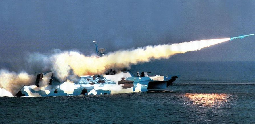 022导弹艇练兵东海，无人机导弹战舰都能打，台海南海都能防