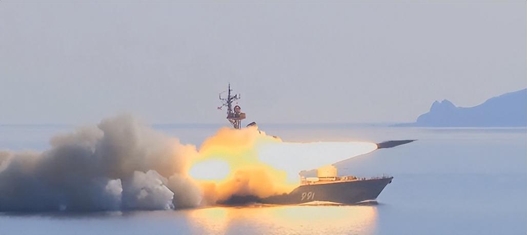 俄舰队日本海射导弹，奔袭百公里“歼敌”，隔空警告岸田援乌后果