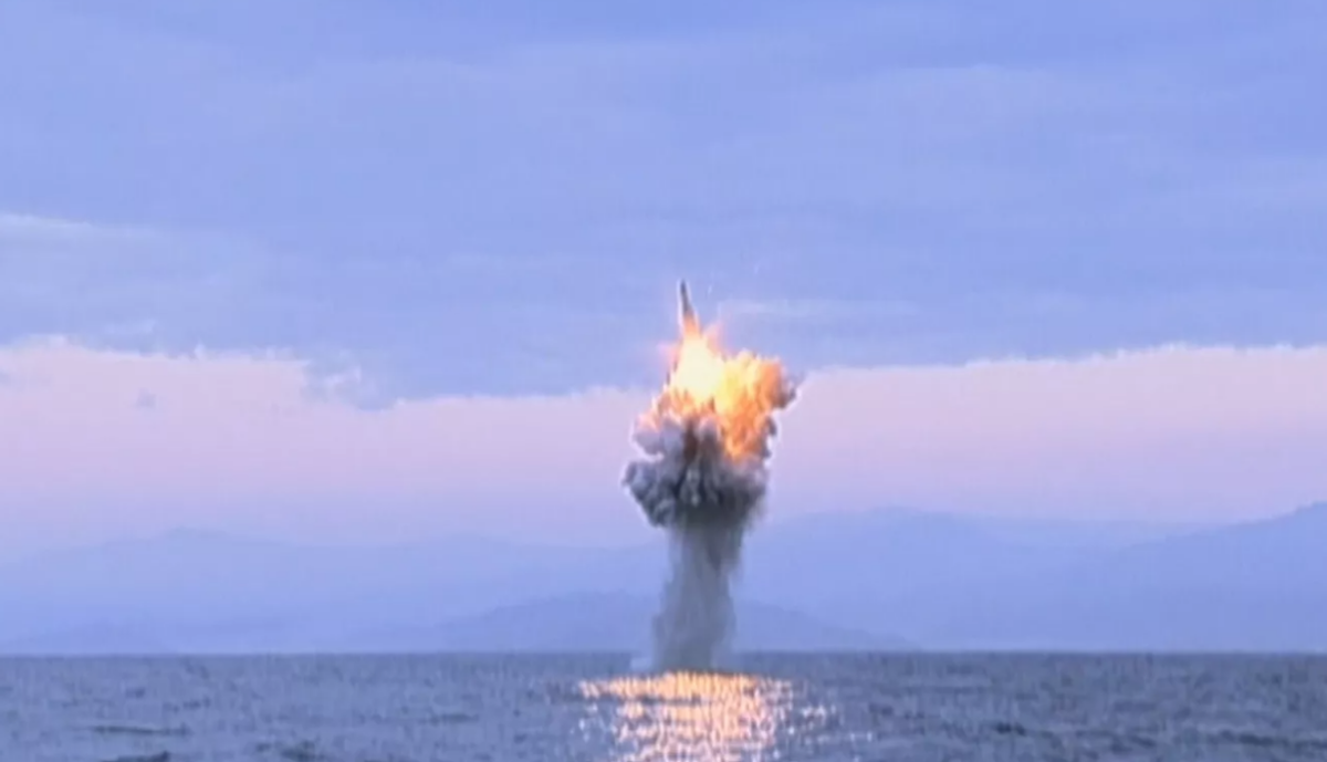 朝军公开核力量，“陆海空瞄准美帝”，美国忌惮的事情发生了