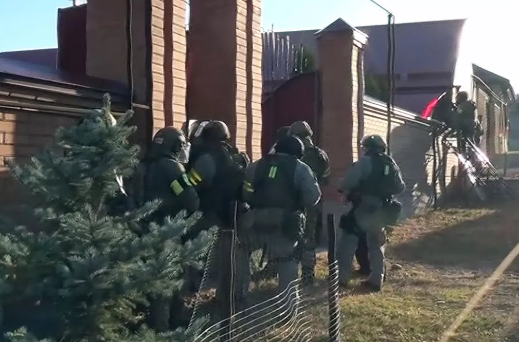 俄罗斯发生骚乱，枪匪激战警察，国防大楼起火，边界被乌克兰入侵