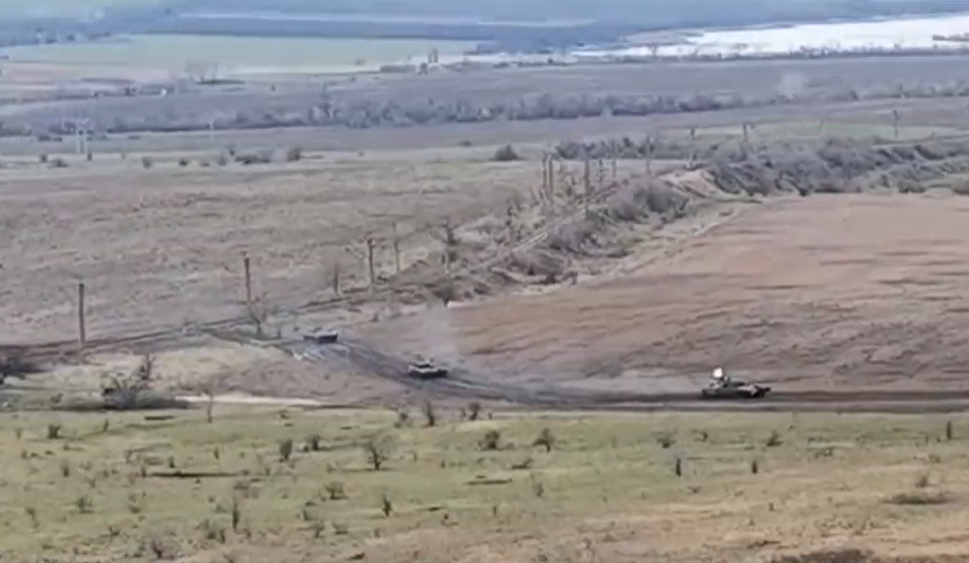 乌军坦克碾压俄军阵地，炮口对着战壕输出，贴脸攻击团灭俄士兵