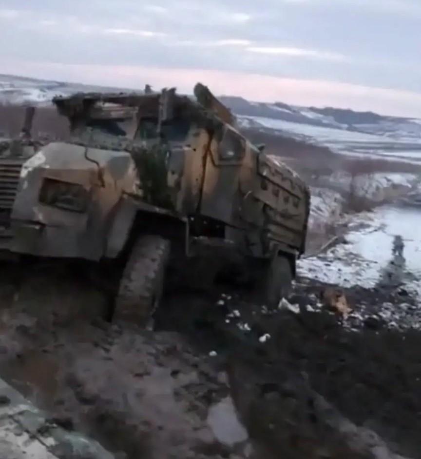 巴赫穆特败局已定？乌军最后生命线曝光：大批装甲车残骸丢在路旁