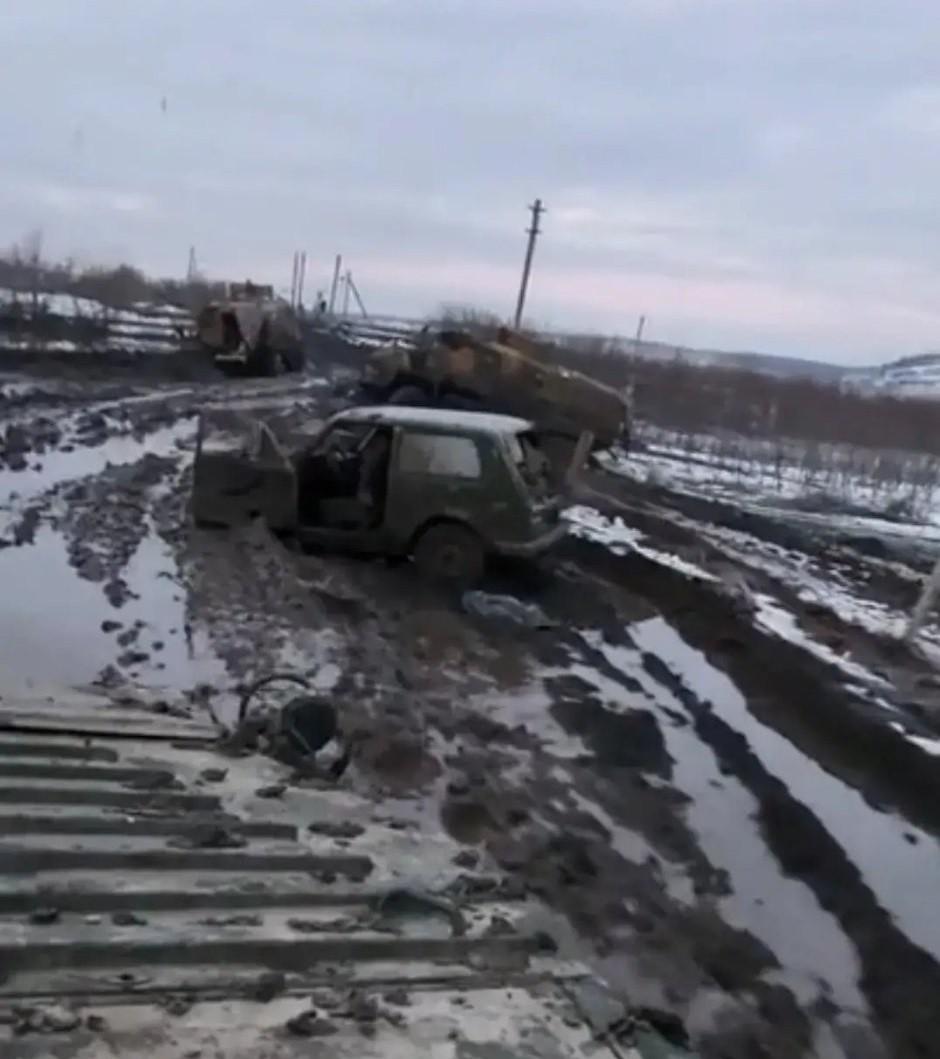 巴赫穆特败局已定？乌军最后生命线曝光：大批装甲车残骸丢在路旁