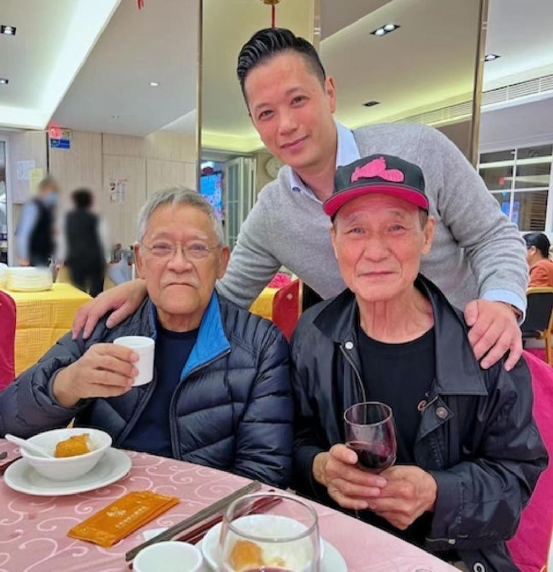 近况忧心！79岁香港资深艺人靠拐杖助力行走，自认年纪大身体不好