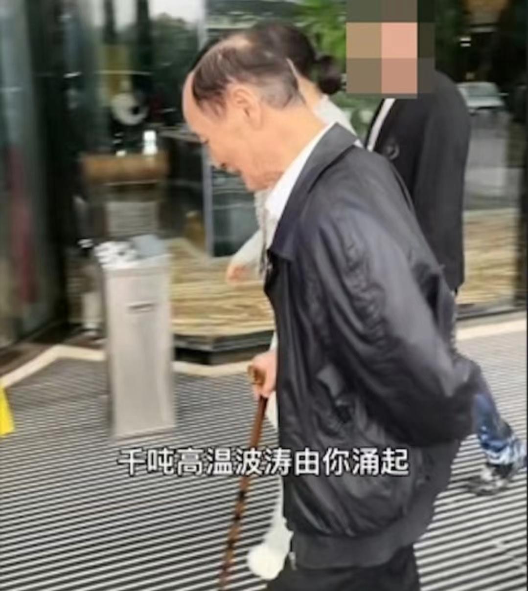 近况忧心！79岁香港资深艺人靠拐杖助力行走，自认年纪大身体不好