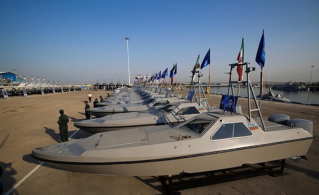 伊朗集结2700艘舰艇，在多片海域举行大规模阅兵