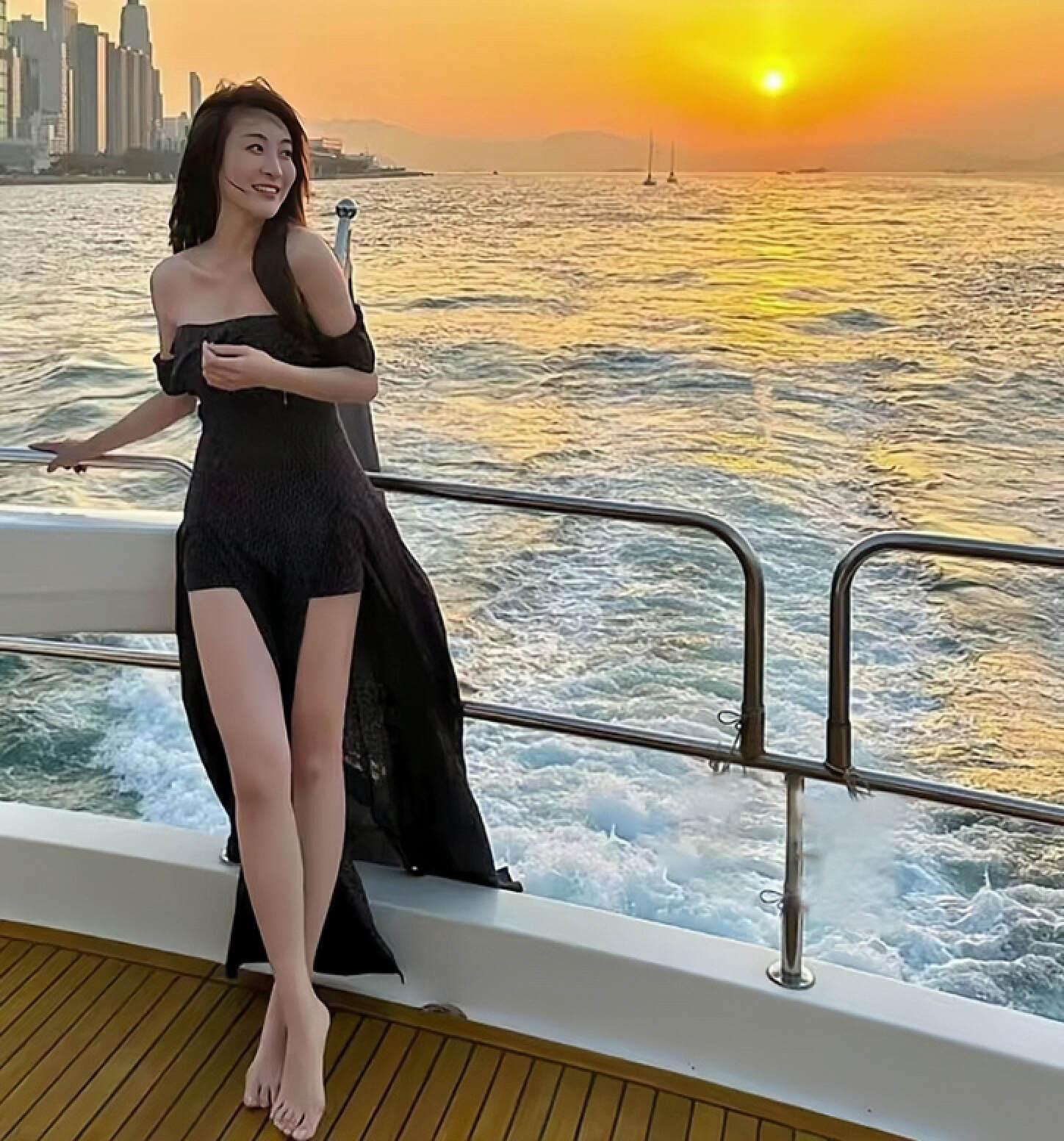 香港知名女星包豪华游艇出海，穿泳装晒事业线，网友：满屏大长腿