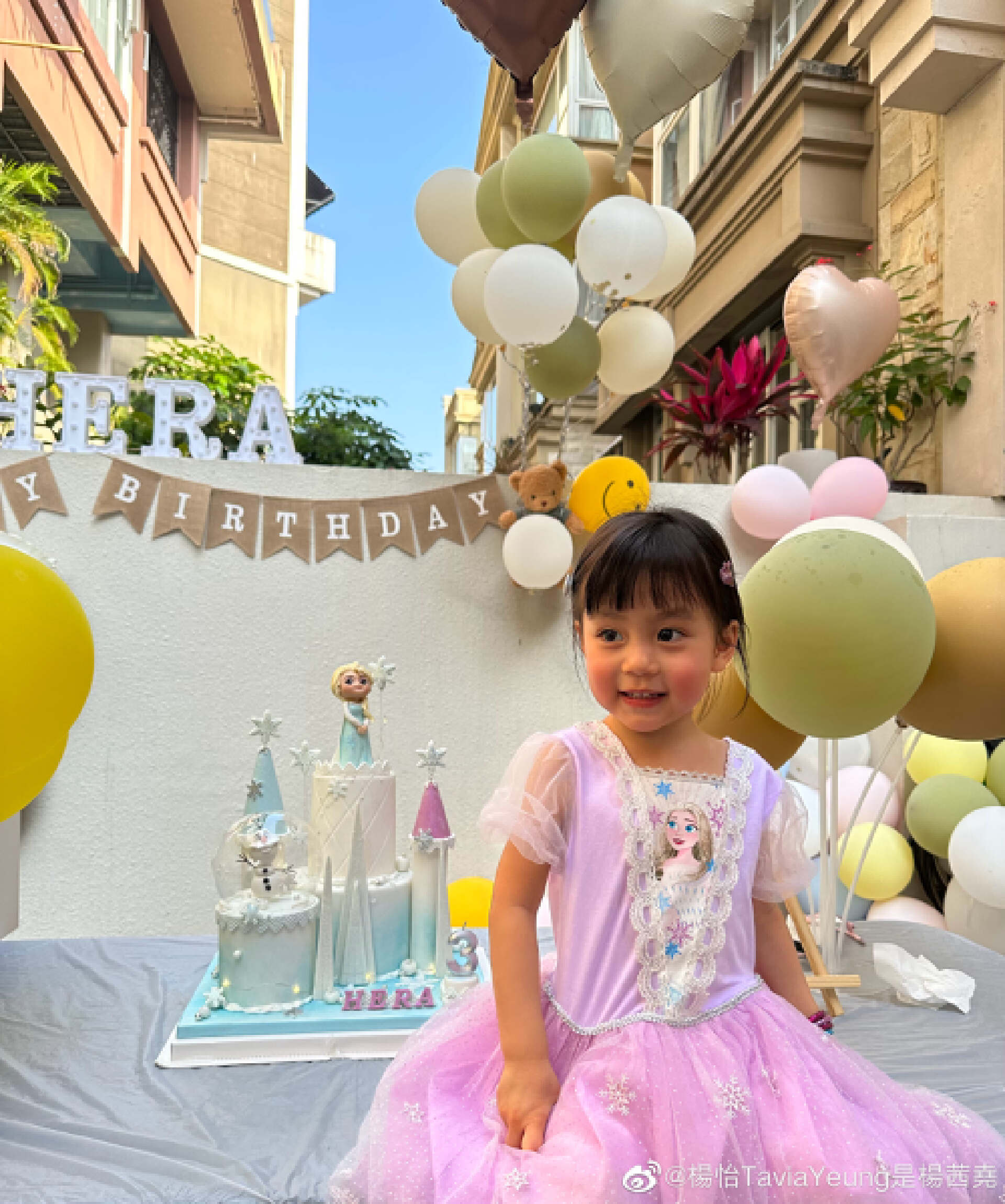 TVB视后为女儿庆祝3岁生日！小家伙变公主迷，钟嘉欣罕见现身