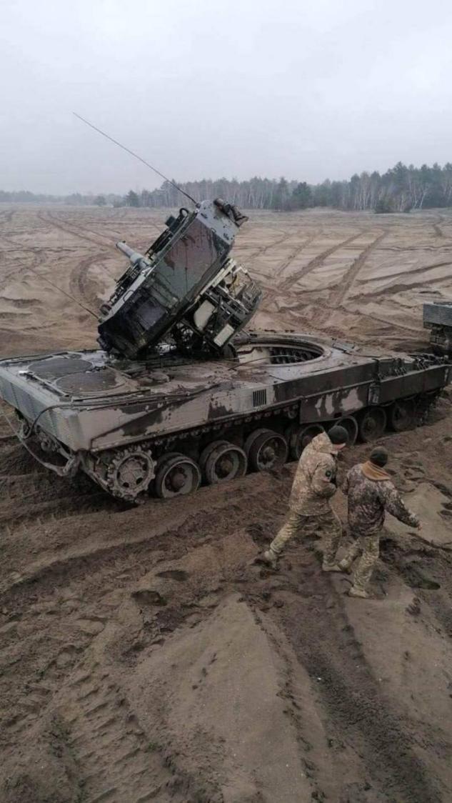 豹2给乌军糟蹋了，大炮杵地炮塔掀翻，还没参战就成废铁