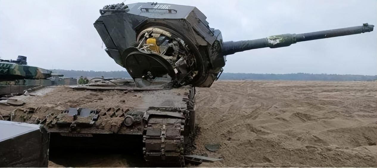 豹2给乌军糟蹋了，大炮杵地炮塔掀翻，还没参战就成废铁