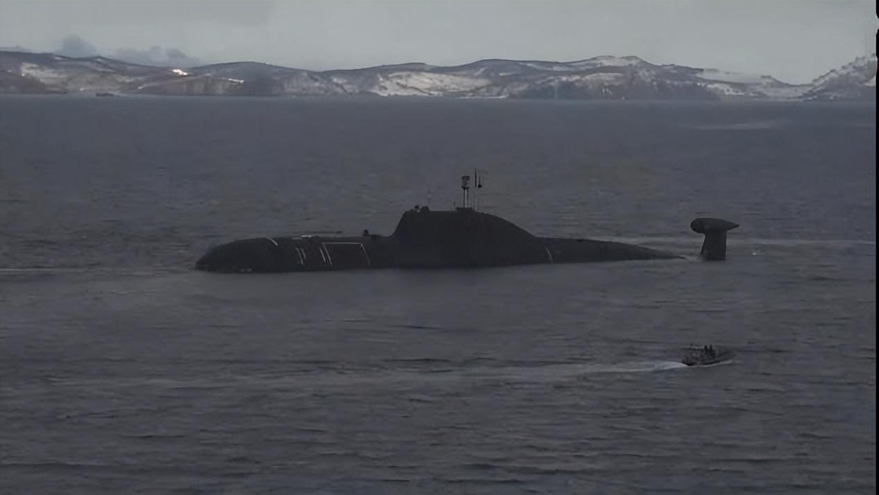 海参崴军港冒出浓烟，多艘核潜艇失去踪迹，普京腾出手敲打美日