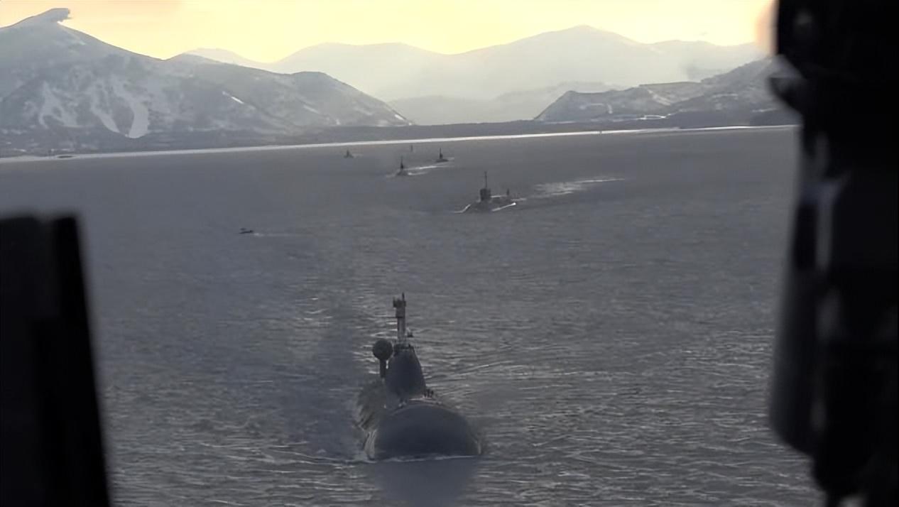 海参崴军港冒出浓烟，多艘核潜艇失去踪迹，普京腾出手敲打美日