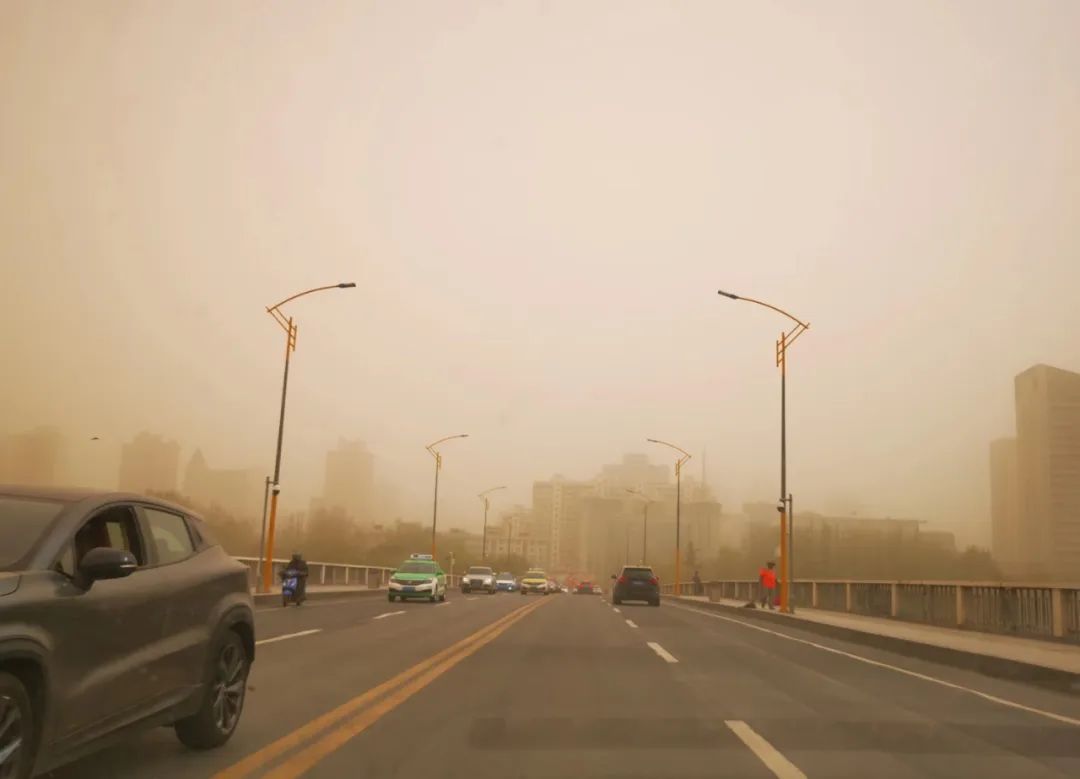 甘肃出现沙尘暴 部分高速公路管制 多趟航班取消