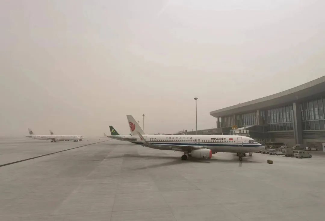 甘肃出现沙尘暴 部分高速公路管制 多趟航班取消