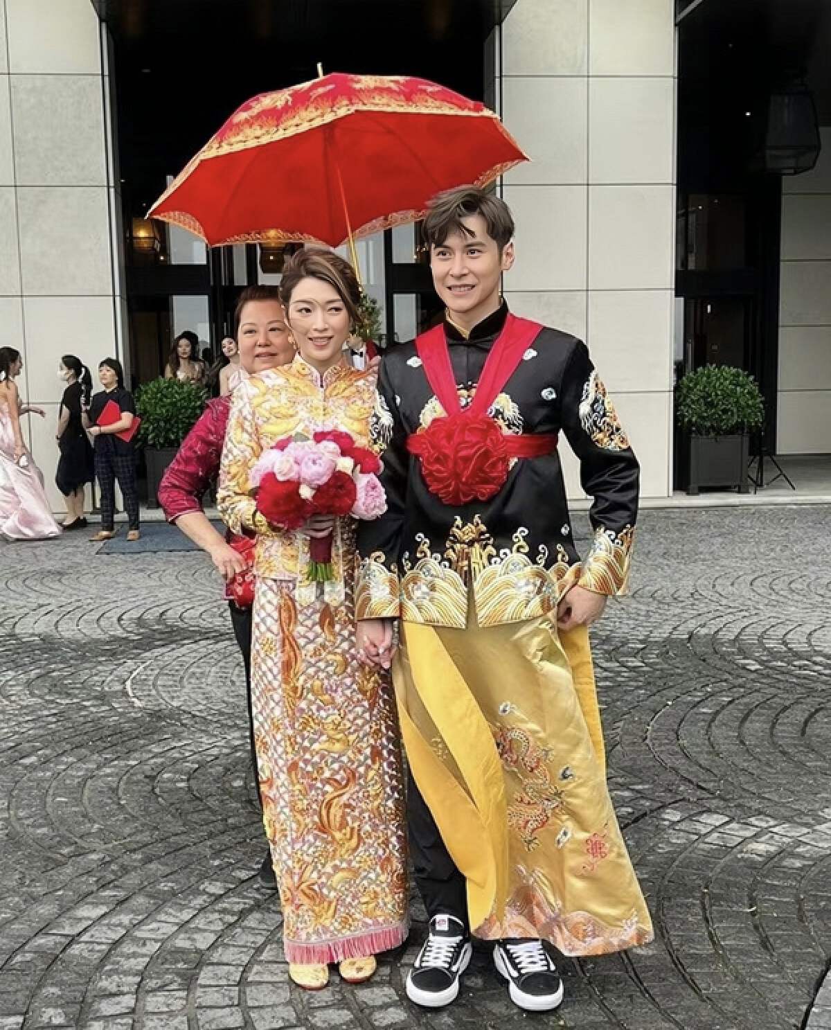 恭喜！香港知名女星今日大婚，帅哥新郎穿美少女制服跳韩舞接亲