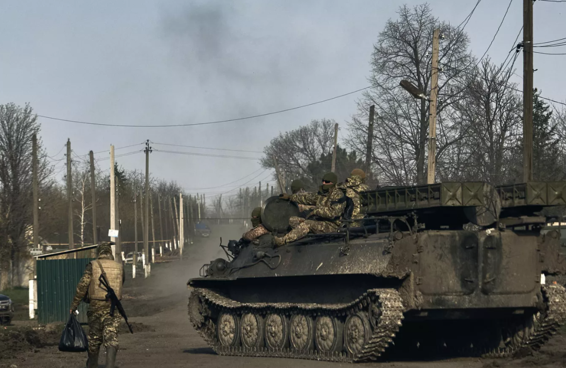 巴赫姆特平民拒绝撤退，乌军强行抓女人，坦克朝居民楼开火