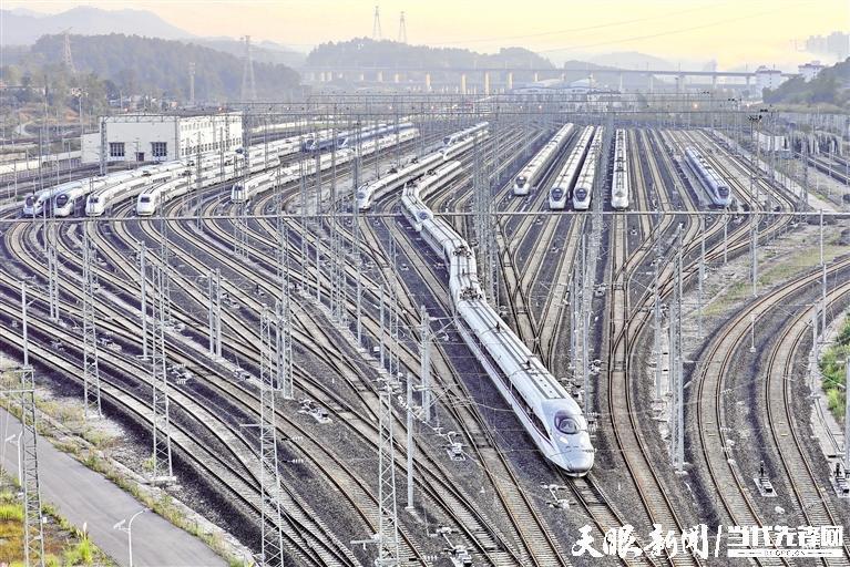 坐着高铁看贵州｜一个省会城市为什么有23个高铁站？