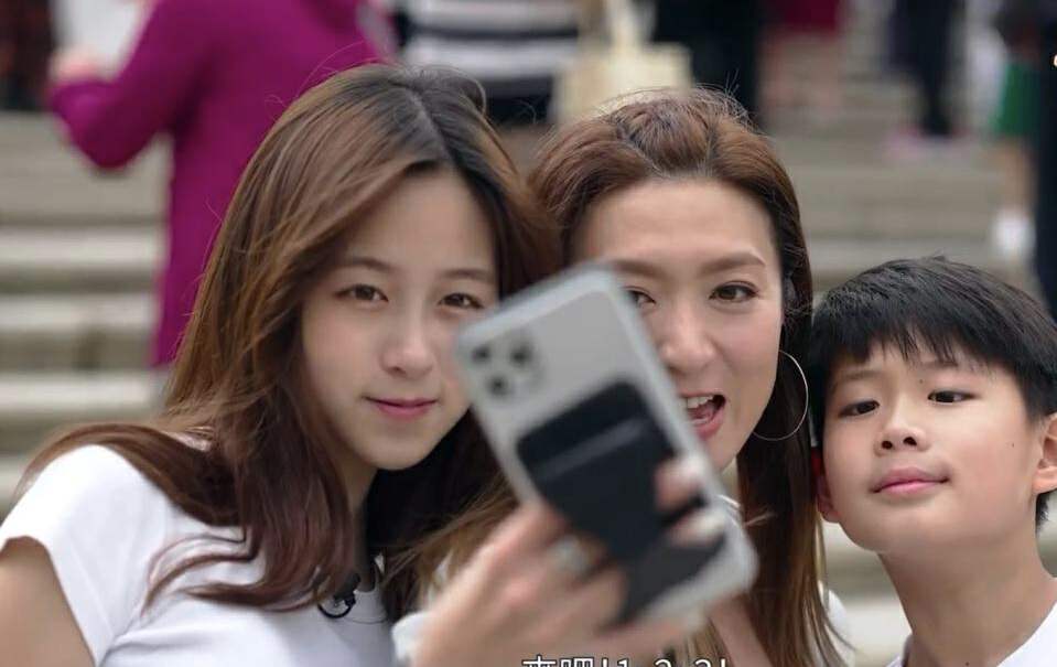 惊艳！TVB女星晒与子女合照，14岁女儿颜值高，被要求原地出道