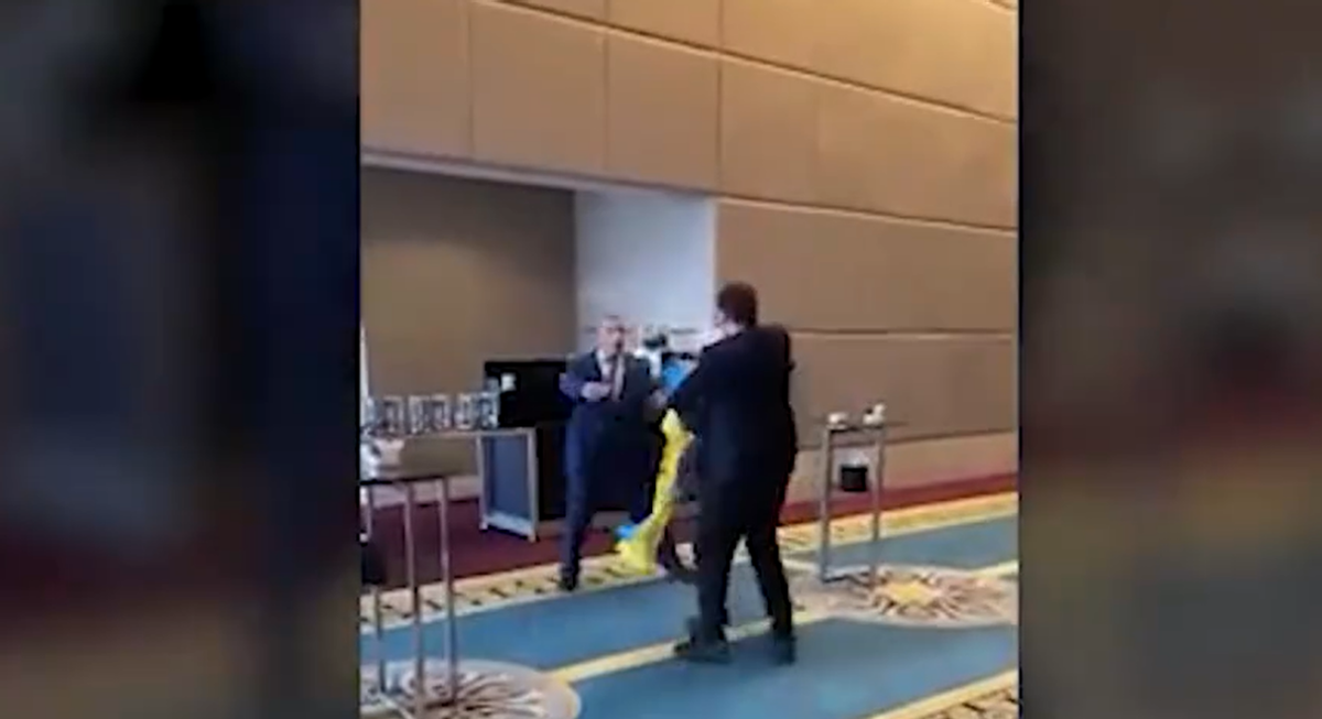 乌克兰议员暴揍俄代表，现场推搡拳脚相向，安保人员一拥而上