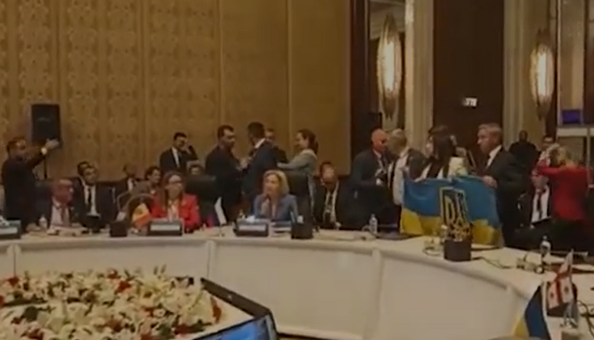 乌克兰议员暴揍俄代表，现场推搡拳脚相向，安保人员一拥而上