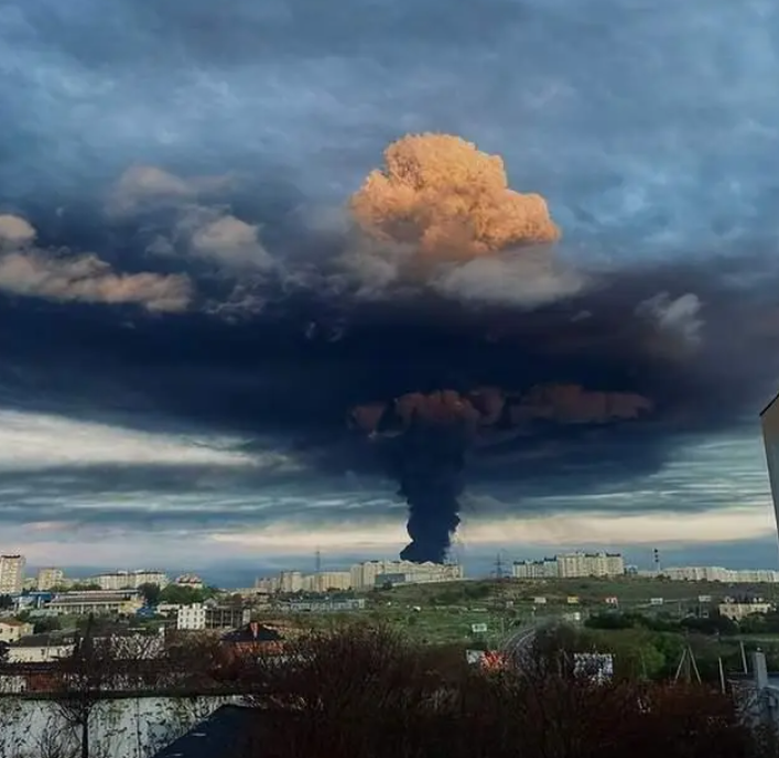 普京官邸刚挨炸，俄南部边境又出事，大批无人机引爆油库