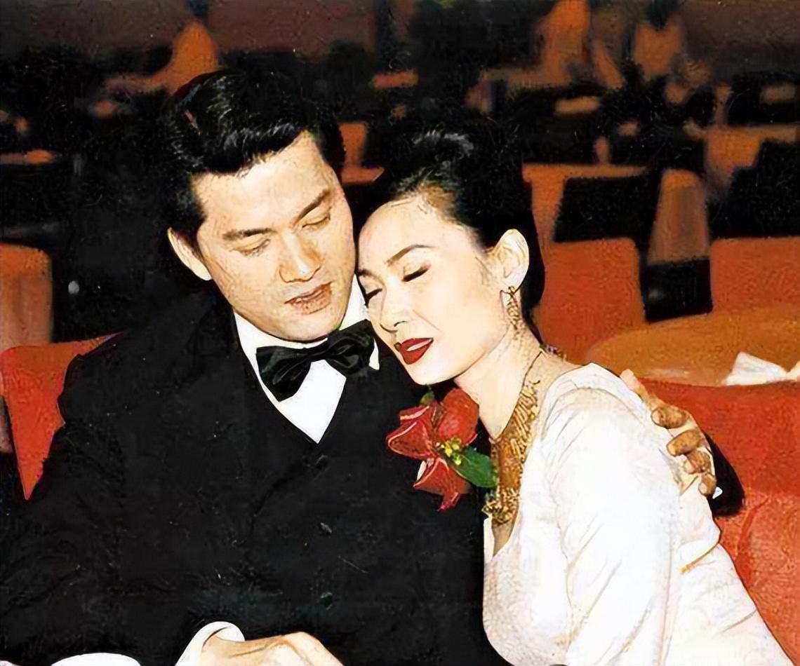 TVB知名老戏骨身价超十亿，接地气与妻子吃大排档逛市场