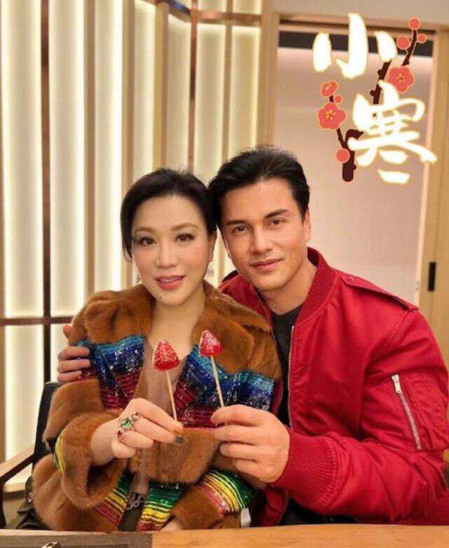 TVB知名老戏骨身价超十亿，接地气与妻子吃大排档逛市场
