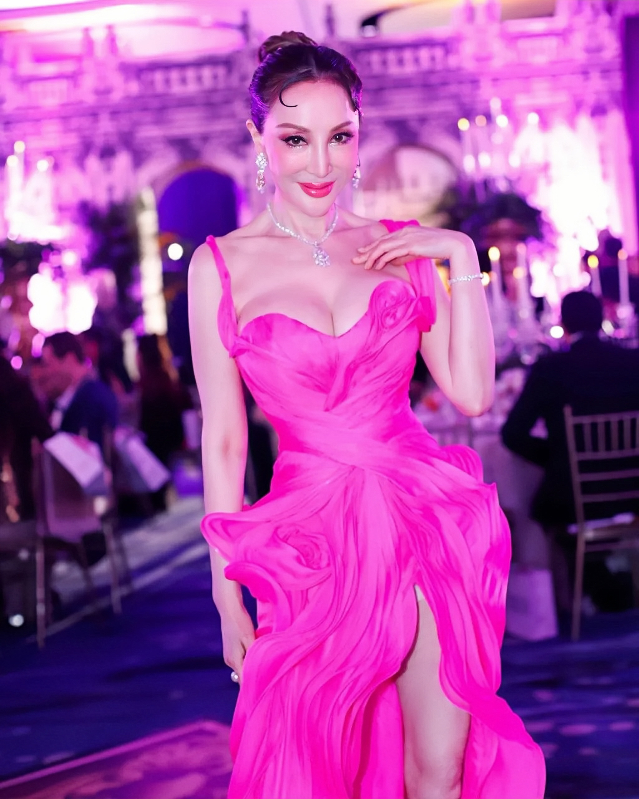 香港知名女星因裙子短走光，大晒事业线，对镜头做飞吻释放魅力