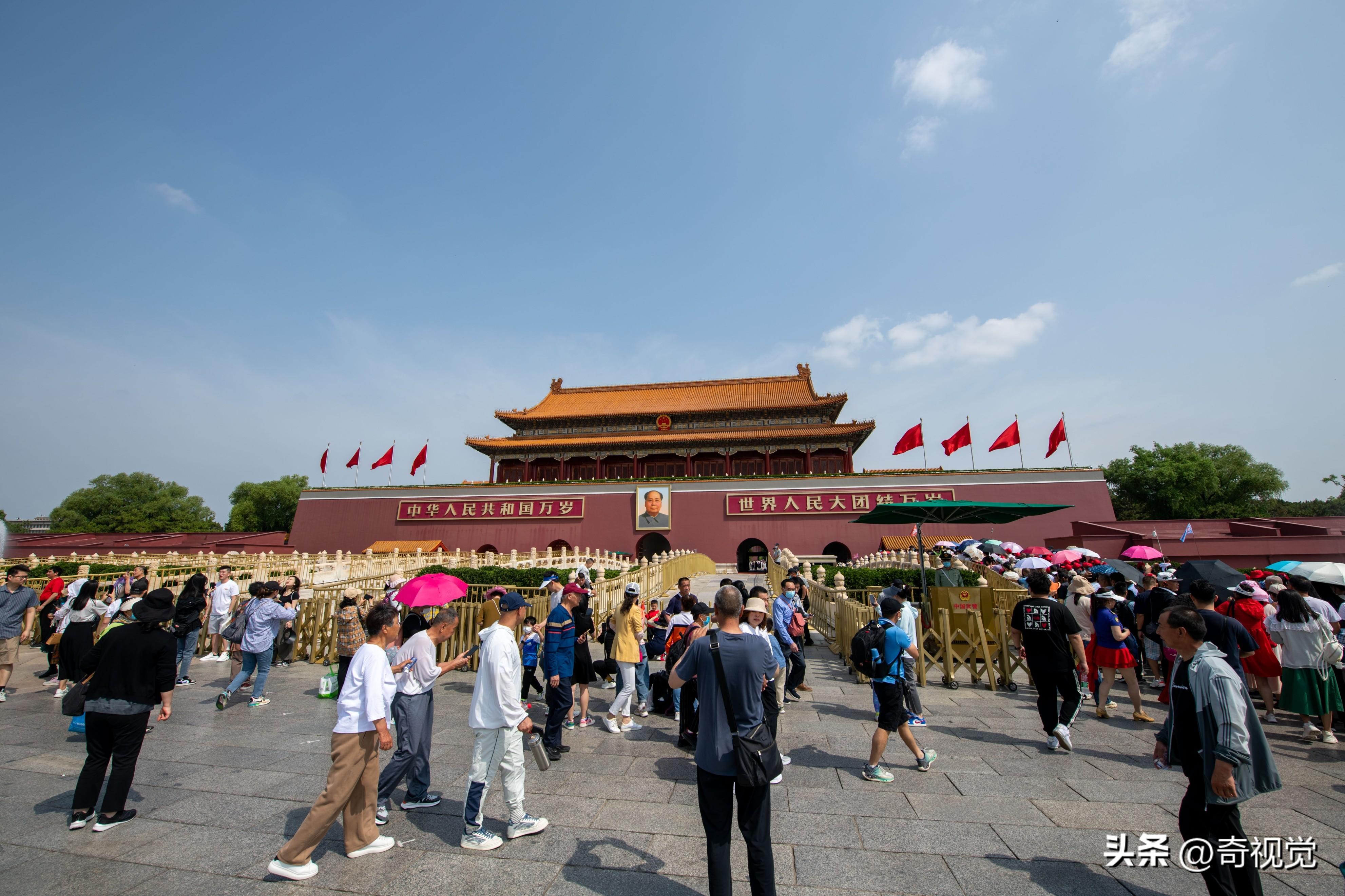 北京持续晴热天气 游客不惧高温打卡天安门广场