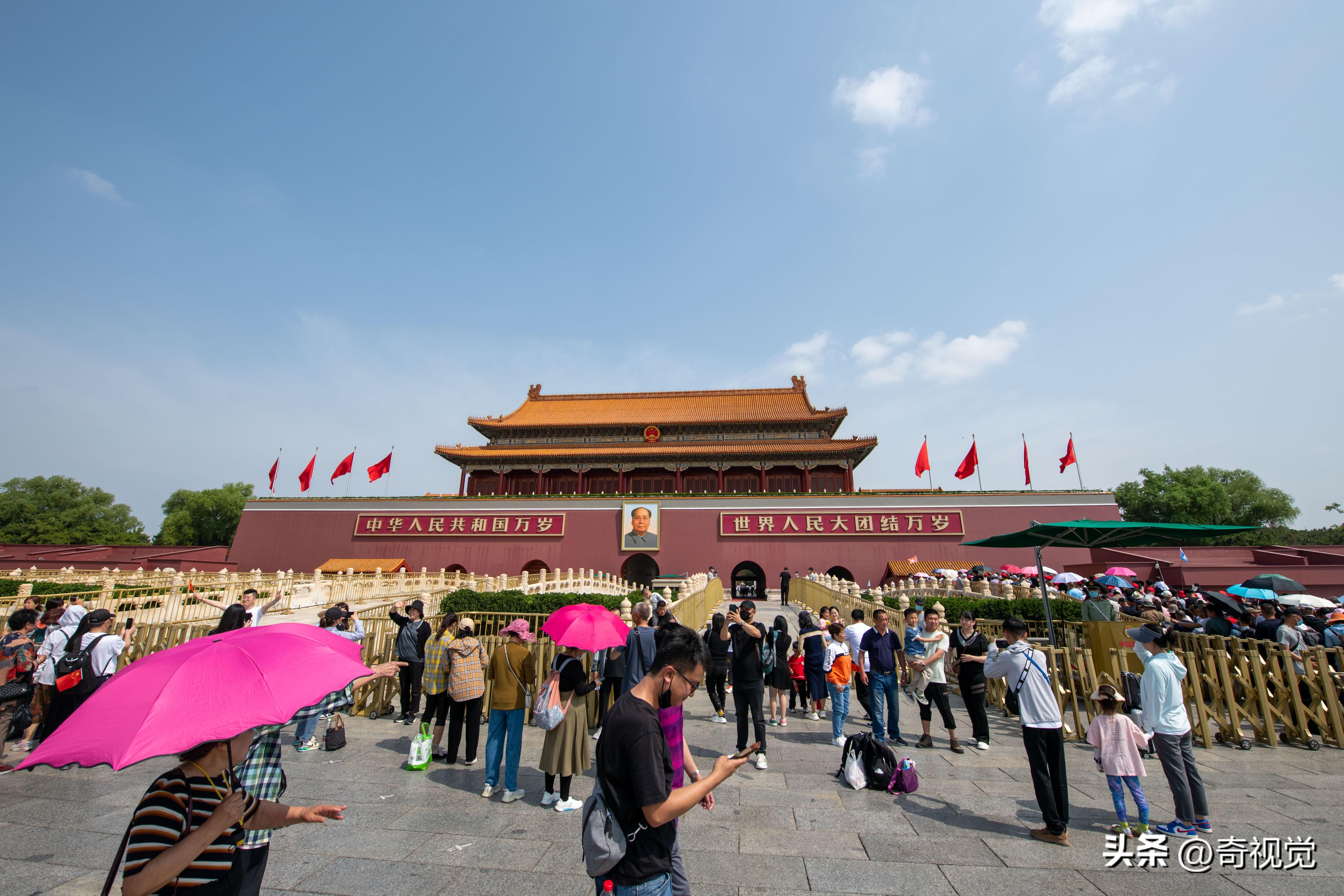 北京持续晴热天气 游客不惧高温打卡天安门广场