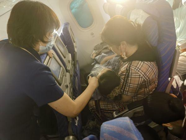 旅客高空突发不适，航班乘务组全力救治助脱险